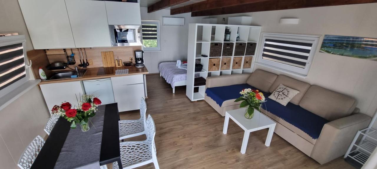 Hausboat "Zivot Na Vode" Apartment Bratislava Exterior photo